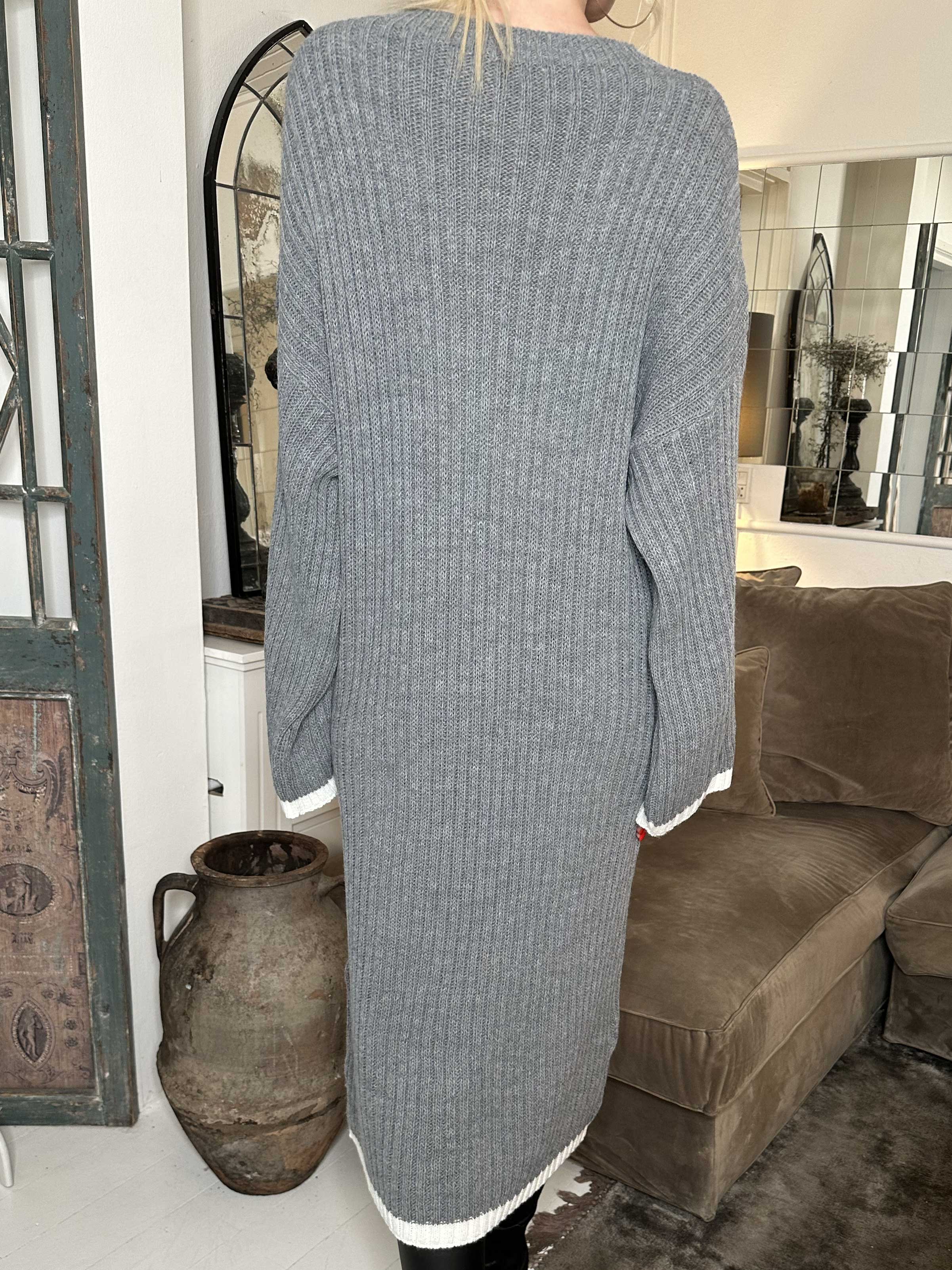 Ramona - Lång stickad klänning med färgade kanter